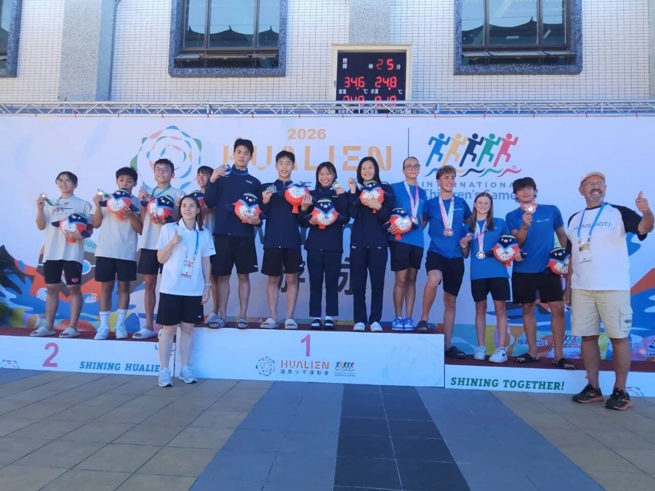 2026花蓮國際少年運動會游泳頒獎台合影