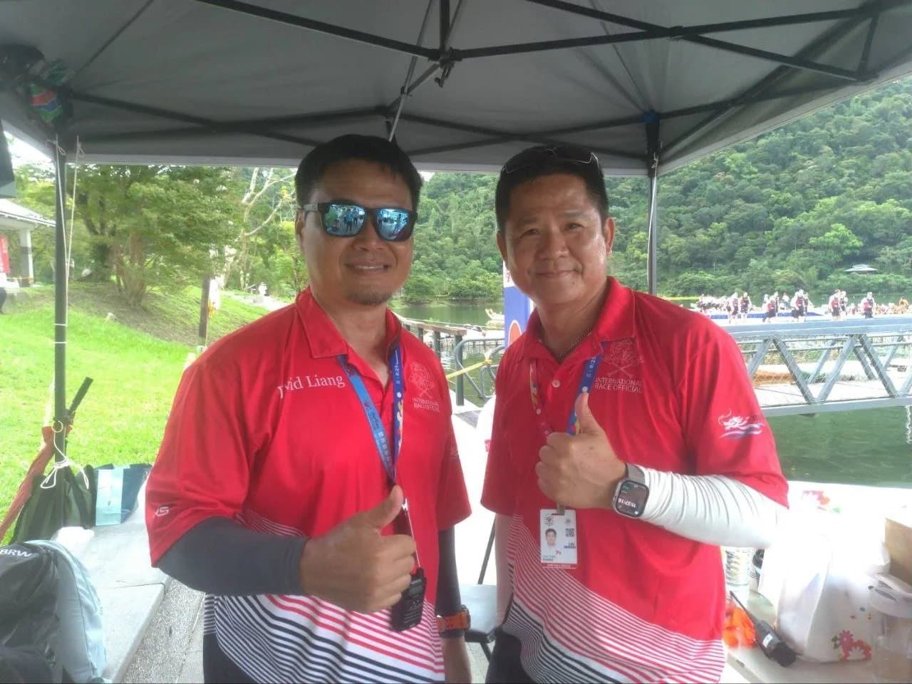 國際龍舟裁判梁國興與張兆鴻在鯉魚潭岸邊合影。