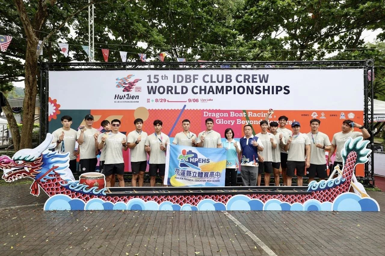 HPEHS花蓮體中選手與縣府人員在大會背板前合影。