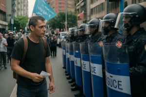 民眾黨走讀活動爆警民衝突，黃國昌涉刑案引發政治與集遊法辯論